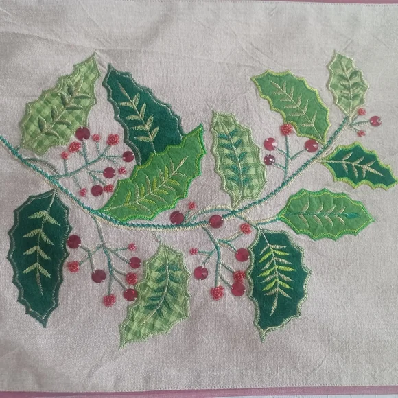 BELLA LUX HOLIDAY TABLE RUNNER NWT 13"X 72" - Picture 2 of 12